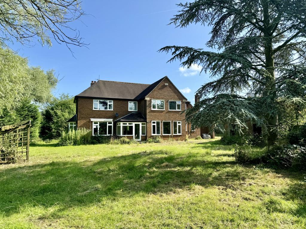 4 Bedroom Property - Large Garden - For Sale