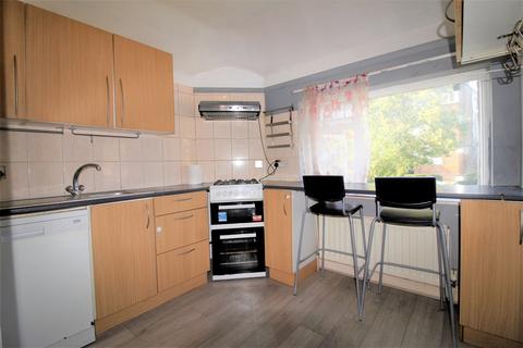 2 bedroom maisonette to rent, Highfield Avenue, London NW9