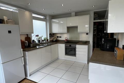 2 Oborne Close, London, SE24 0HB