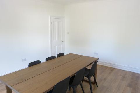 4 bedroom flat to rent, FINCHLEY ROAD, GOLDERS GREEN, NW11