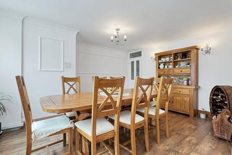 12 Kidder Road, Rayne, Braintree, CM77 6TN