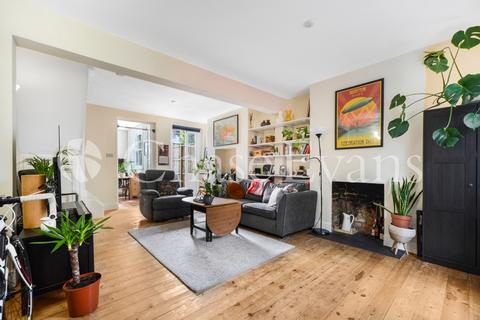 2 bedroom terraced house to rent, Cahir Street London E14