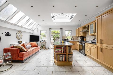 125 Chestnut Grove, London, SW12 8JH