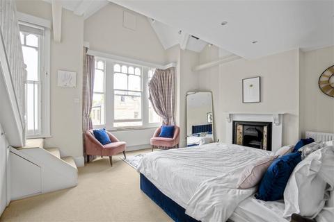 125 Chestnut Grove, London, SW12 8JH