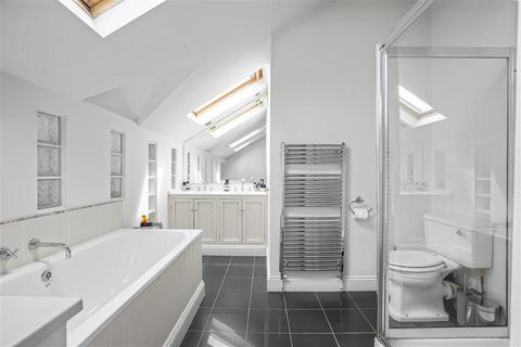 125 Chestnut Grove, London, SW12 8JH