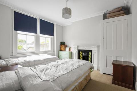 125 Chestnut Grove, London, SW12 8JH