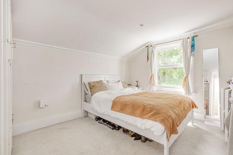 3 bedroom flat to rent, Elspeth Road, London