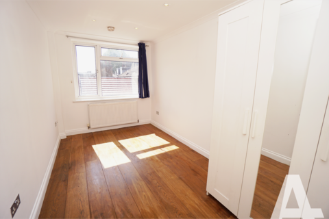 3 bedroom apartment to rent, Vera Court, London N22