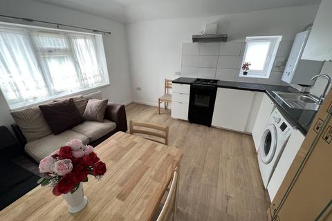 2 bedroom apartment to rent, South Avenue, Southall