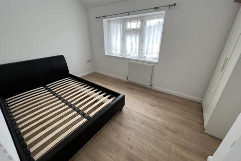 2 bedroom apartment to rent, South Avenue, Southall