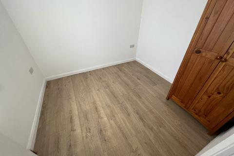 2 bedroom apartment to rent, South Avenue, Southall