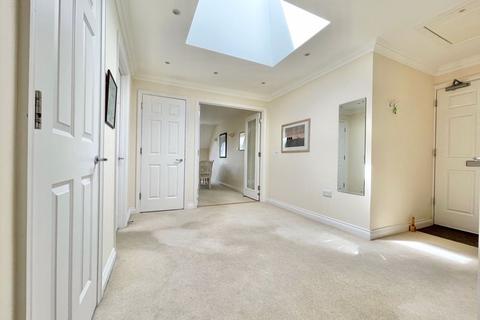 2 bedroom property for sale, Claremont Place, Claygate