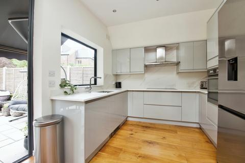 3 bedroom maisonette to rent, Rosebery Road, N10