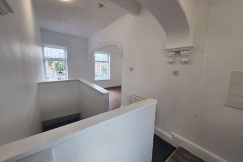 Maisonette to rent, Halesowen Road, Dudley DY2