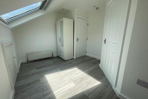 1 bedroom in a house share to rent, Luxury Room – Ensuite Shower room – Bills included – Close to station/shops/parks