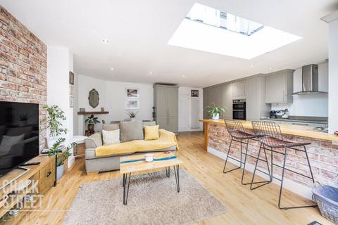 14 Hill Crescent, Hornchurch, RM11 2AP