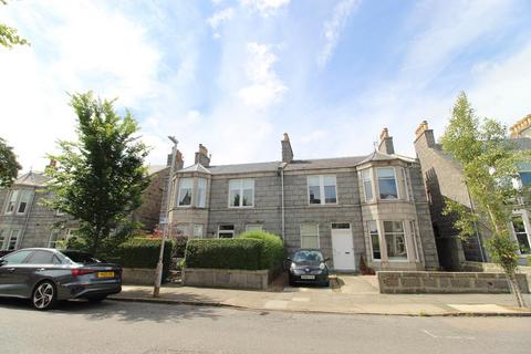 3 bedroom flat to rent, Blenheim Place, Top Floor, AB25