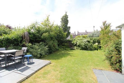 3 bedroom flat to rent, Blenheim Place, Top Floor, AB25