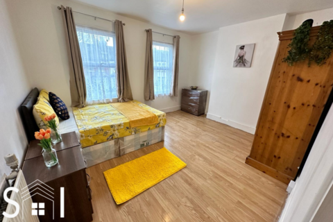 4 bedroom terraced house to rent, Townsend Road, Southall, UB1