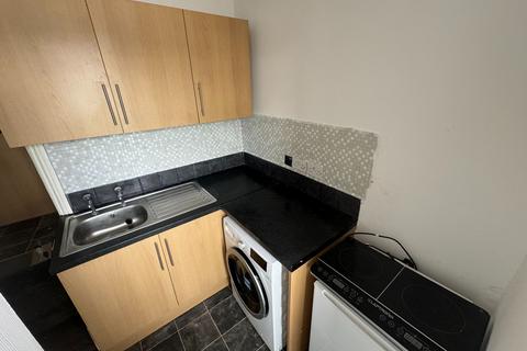 Studio to rent, Flat 3, 242 Sheffield Road