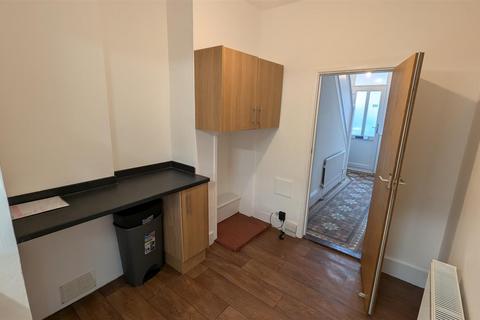 3 bedroom terraced house to rent, Bath Road, Southsea