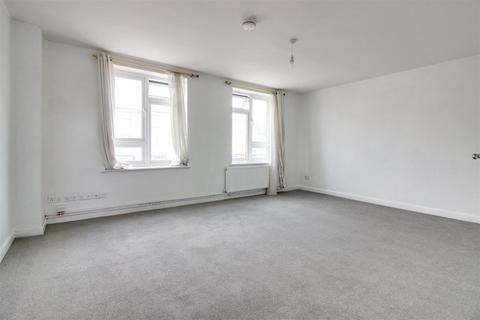 3 bedroom maisonette to rent, Clayton Parade, Turners Hill, Cheshunt