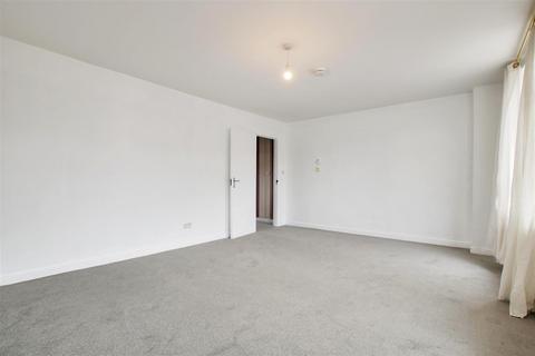 3 bedroom maisonette to rent, Clayton Parade, Turners Hill, Cheshunt