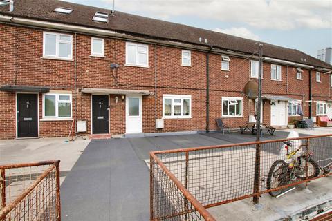 3 bedroom maisonette to rent, Clayton Parade, Turners Hill, Cheshunt