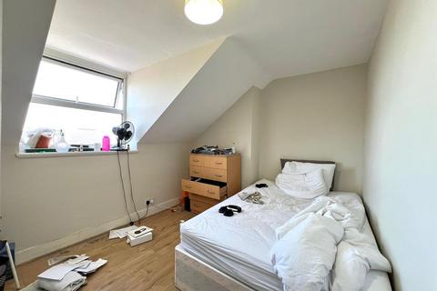 2 bedroom flat to rent, Hoe Street, London E17