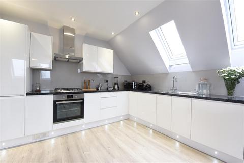 2 bedroom flat to rent, Penthouse, Queens Road, Farnborough