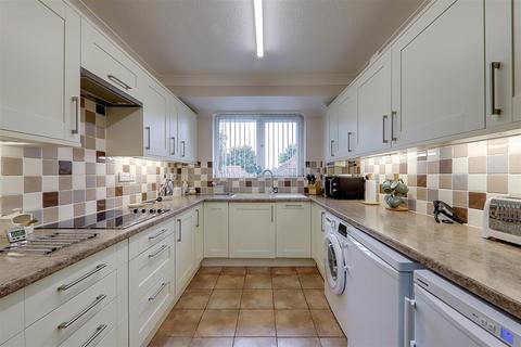 2 bedroom flat for sale, Grand Avenue, Worthing BN11