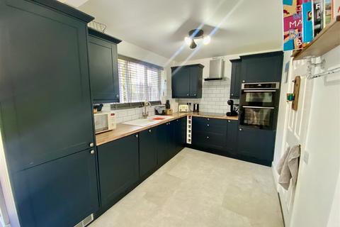28 Juno Way, Swindon, SN5 8ZD