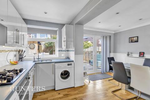 39 Atherley Grove, Chadderton, Oldham, OL9 8DD