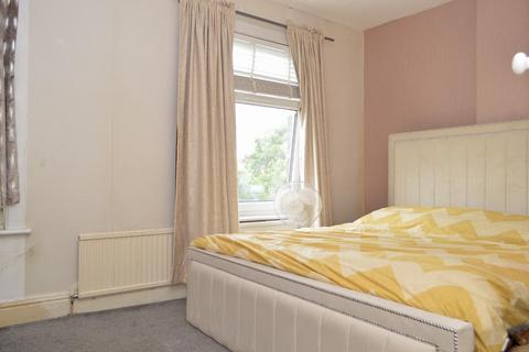 3 bedroom end of terrace house for sale, Lyndhurst Road, Hollins, Oldham
