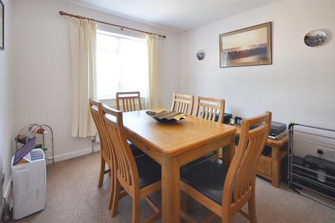 16 Broad Acres, Gillingham, SP8 4SB