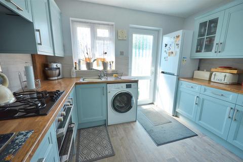 16 Broad Acres, Gillingham, SP8 4SB