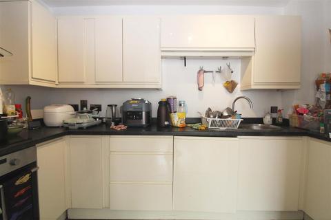 2 bedroom apartment to rent, Benhill Wood Road, Sutton