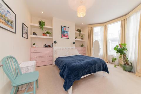 2 bedroom flat for sale, Ravenshurst Avenue, Hendon, London