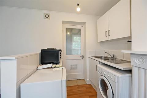 Studio to rent, Orchard Street, Chichester