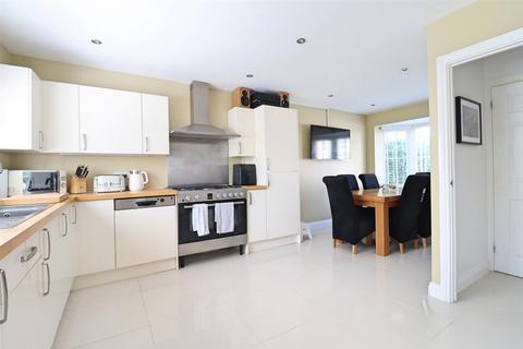 5 bedroom link detached house to rent, Queenborough Lane, Great Notley, Braintree