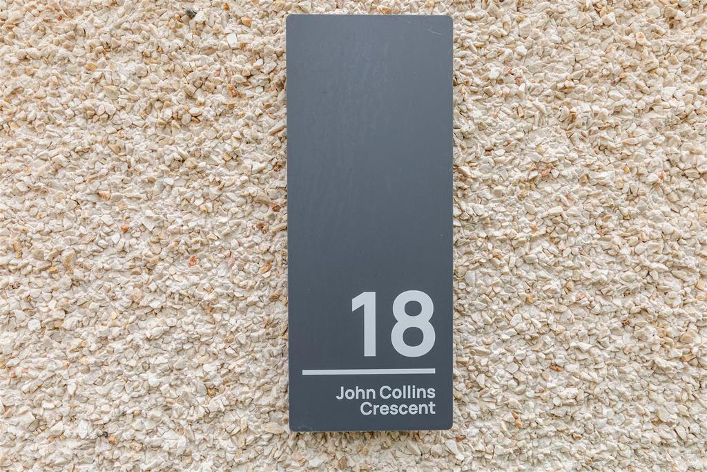 18 John Collins Crescent 07.jpg