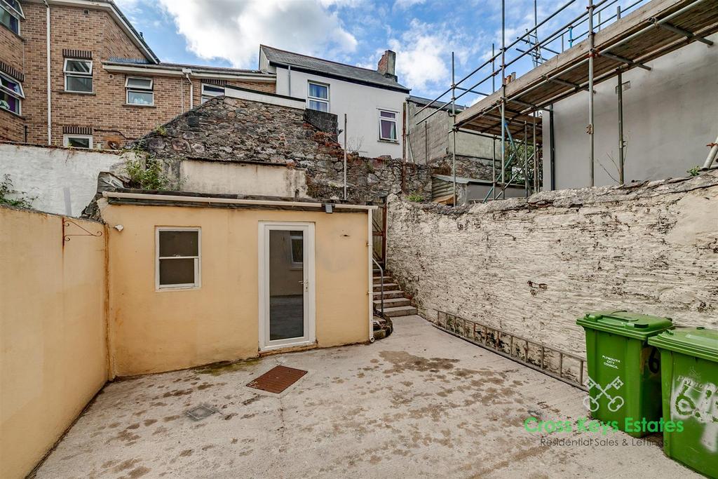 Enclosed Rear Courtyard