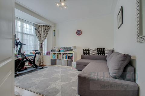 3 bedroom semi-detached house to rent, Oakwood Crescent, Greenford, UB6