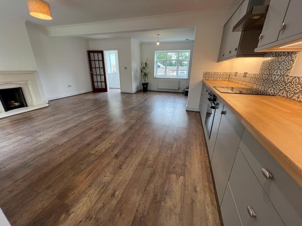 Open plan living room/kitchen