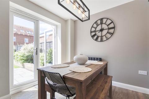 20 Wakelin Way, Lichfield, WS13 6UG