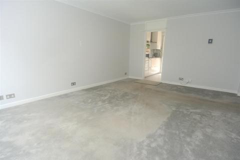 2 bedroom maisonette to rent, Layton Court, Weybridge KT13