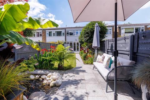 8 Highfield Green, Epping, CM16 5HB