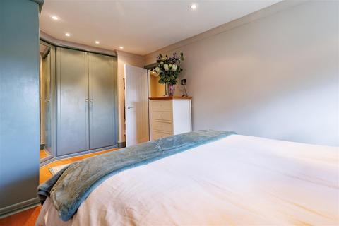 8 Highfield Green, Epping, CM16 5HB