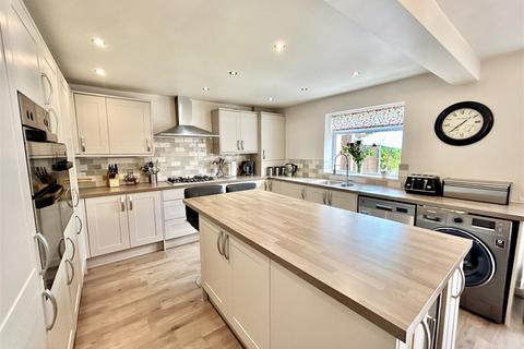 5 bedroom semi-detached house for sale, Ninelands Lane, Garforth, Leeds