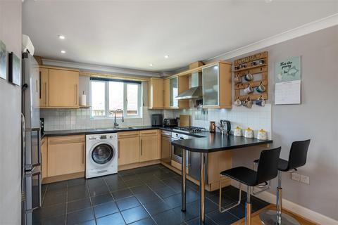 2 bedroom apartment for sale, Lumley Road, Horley